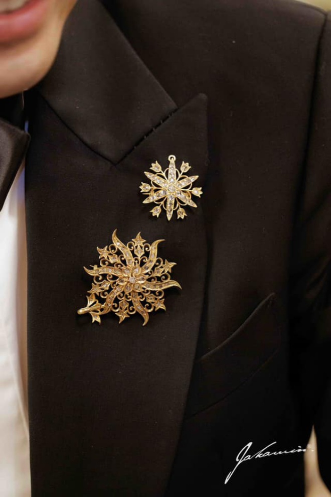 Trâm cài áo bằng vàng của chú rể.