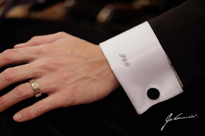 Nhẫn cưới của doanh nhân Oak rất đơn giản.