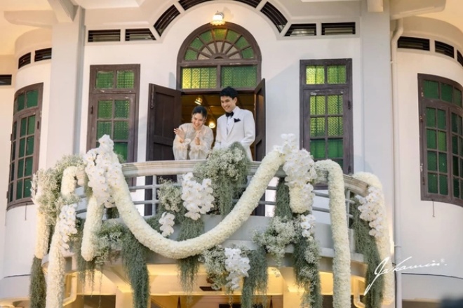 Cặp đôi thích thú khi chứng kiến cảnh mọi người tranh giành hoa.