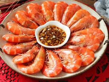 Luộc tôm cứ dùng loại nước này, thịt mềm ngọt không bị teo, hết sạch mùi tanh, “bao” đỏ đẹp như nhà hàng