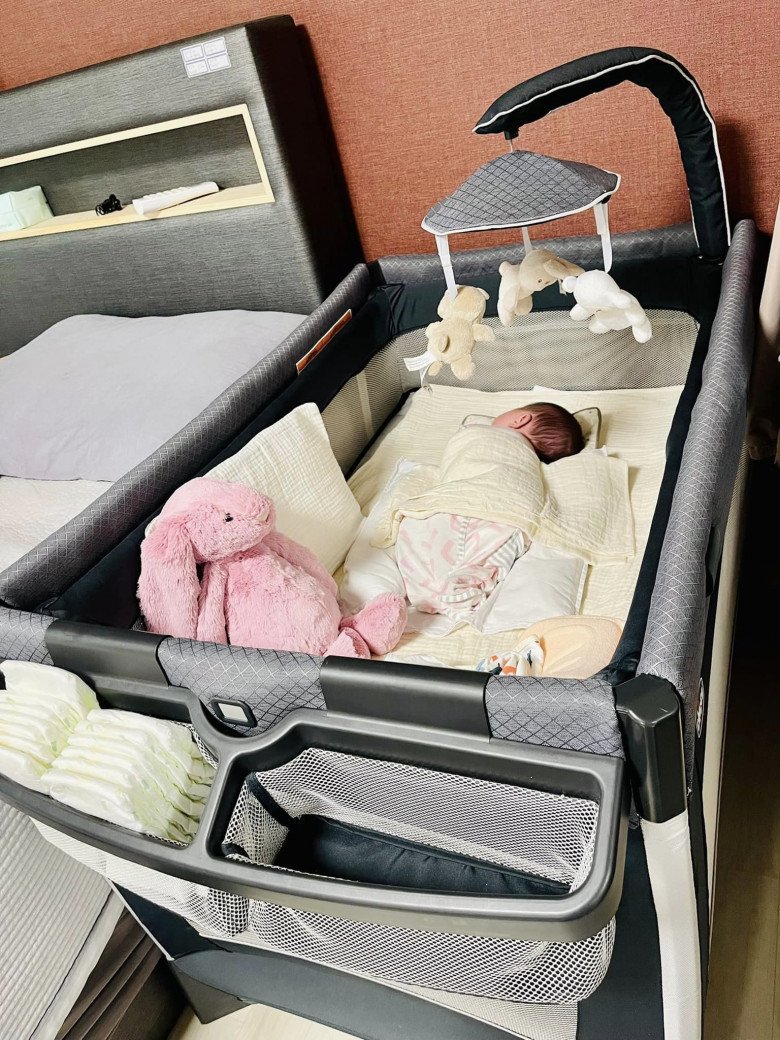 Sau sinh chị được đưa ra phòng hồi sức có chồng đang đợi ở đó, còn con sơ sinh của vợ chồng trẻ thì được y tá bế đi chăm sóc riêng. (Ảnh: NVCC)