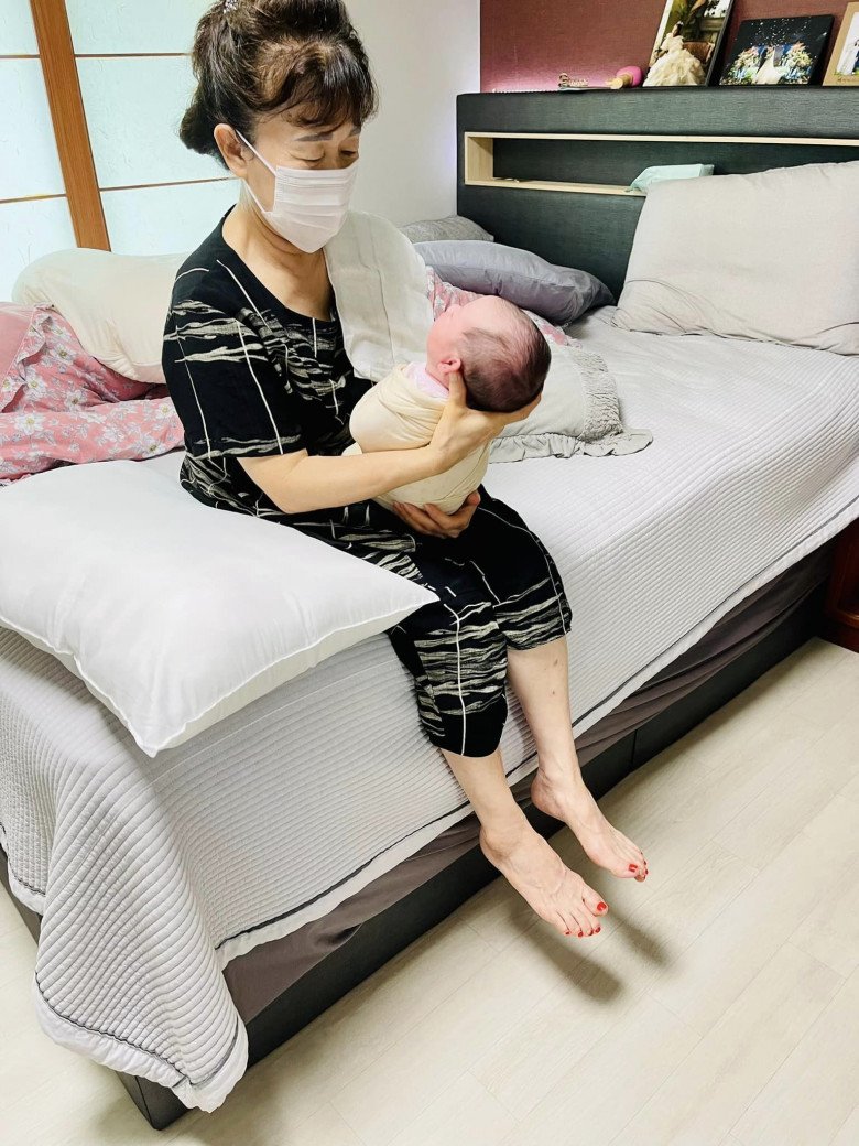 Suốt từ khi ở cữ đến nay, 2 mẹ con chị đều được mẹ chồng tâm lý chăm sóc. (Ảnh: NVCC)