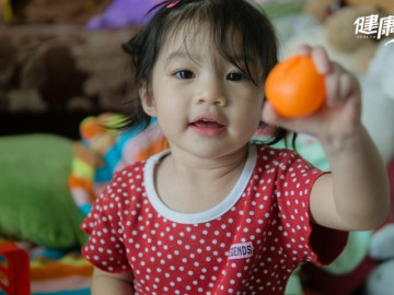 Con gái đáng yêu da trắng hơn cả trứng gà bóc, mẹ tưởng thế là tốt nhưng không hiểu sao con ngày càng yếu