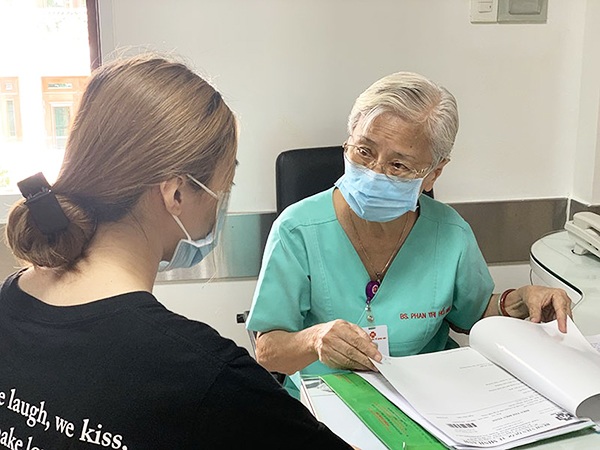 TS.BS Phan Thị Hồ Hải đang tư vấn cho một nữ bệnh nhân. Ảnh: NVCC.