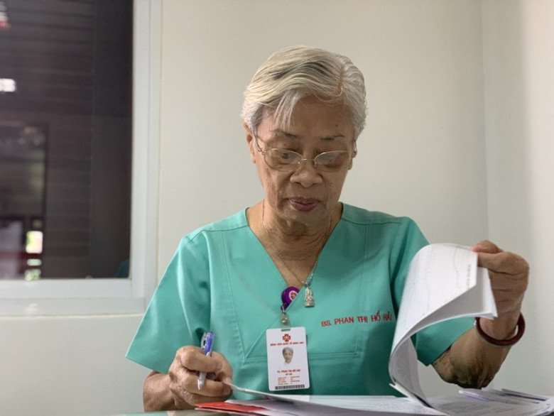 TS.BS Phan Thị Hồ Hải đang kiểm tra hồ sơ của người bệnh. Ảnh: NVCC.