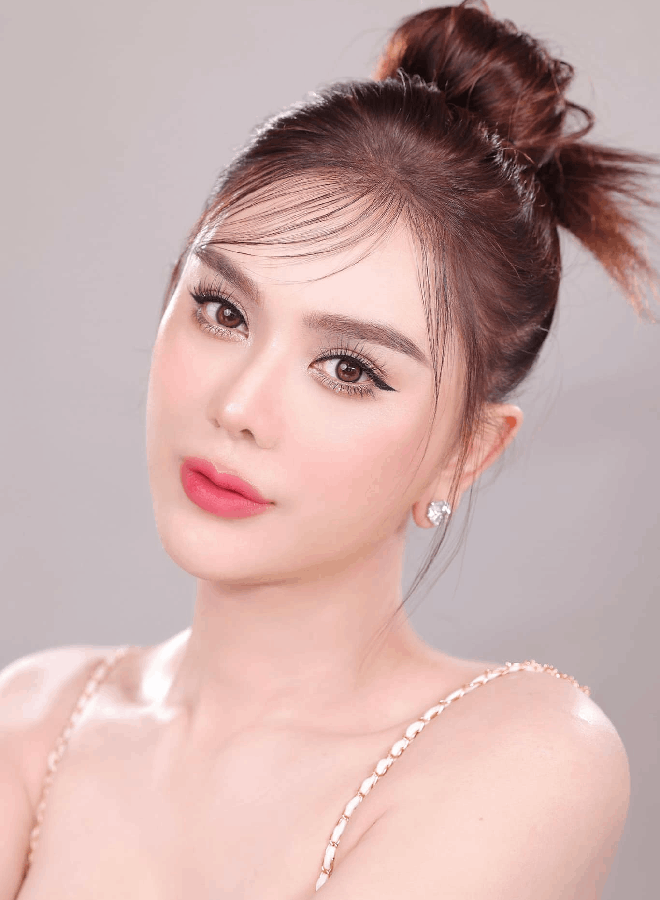 Lâm Khánh Chi được khen ngày càng quyến rũ, nữ tính.