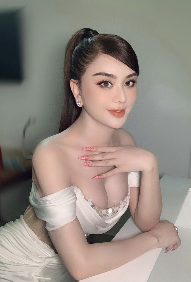 Nữ ca sĩ thoải mái đón nhận những lời khen chê của khán giả.
