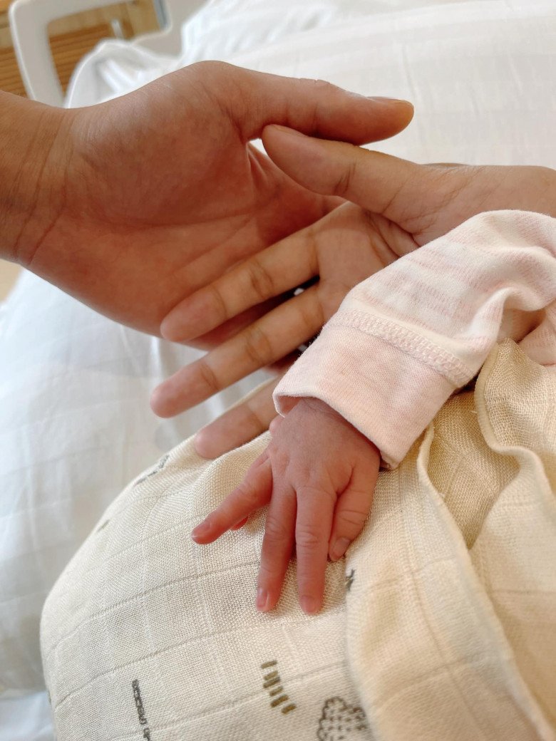 Con gái Phan Mạnh Quỳnh 2 tháng tuổi đã có lịch sinh hoạt dày đặc, phải học hát mỗi tối - 7