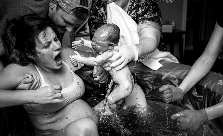 Người mẹ dũng cảm này đã chịu đựng nhiều cơn đau đớn để con yêu chào đời an toàn.