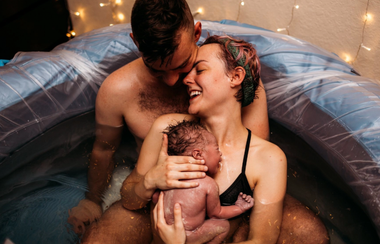 Nụ cười mãn nguyện cùng biểu cảm hạnh phúc của người mẹ đã tạo ra bức tranh sinh nở thật ngọt ngào.