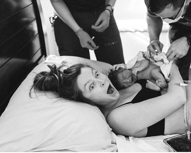 Biểu cảm ngỡ ngàng, bất ngờ như không tin vào mắt mình của người mẹ khi được ôm con.