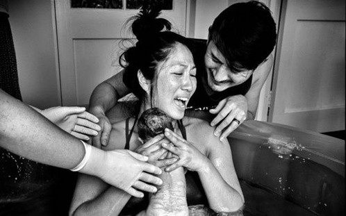 Niềm vui vỡ òa của người mẹ, quên đi mọi đau đớn khi được ôm con yêu trong vòng tay.