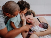 Bà bầu - Loạt biểu cảm ấn tượng đầy cảm xúc của các bà mẹ khi vượt cạn thành công