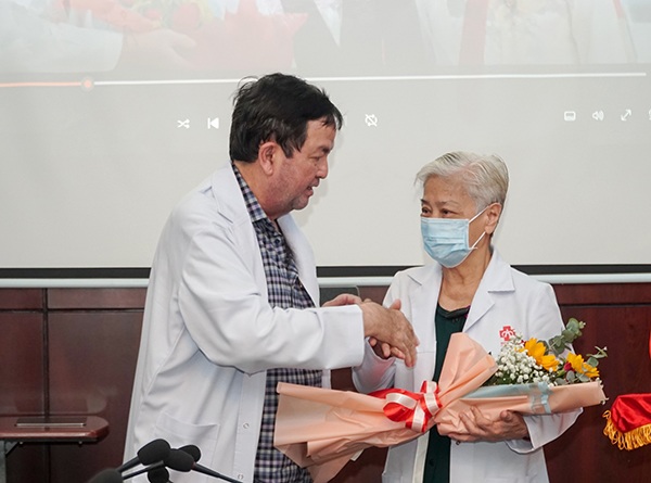 TS.BS Nguyễn Hoài Nam là học trò của bác sĩ Hải tặng hoa cho cô giáo. Ảnh: NVCC.
