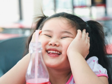 Con gái 5 tuổi nặng 33kg, mẹ bị mắng “không biết nuôi” liền kể con ăn cực ít, BS chỉ ra lý do không ngờ khiến trẻ béo phì