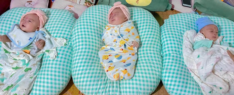 Chị Lành chuyển 2 phôi nhưng có 1 phôi khỏe tự tách làm 2, vì thế được hẳn 3 con. (Ảnh: NVCC)