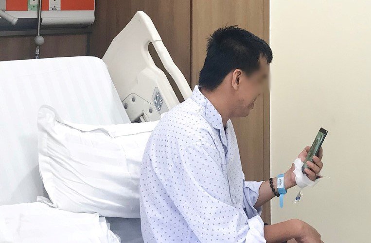 May mắn, anh Minh Tuấn được cấp cứu kịp nên chức năng não không bị ảnh hưởng. Ảnh: BVCC.