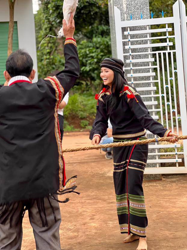 Không còn mộc mạc, amp;#34;Lọ Lem châu Áamp;#34; Hamp;#39;Hen Niê diện váy cắt tứ tung, được khuyên thi tuyển show diễn nội y - 8