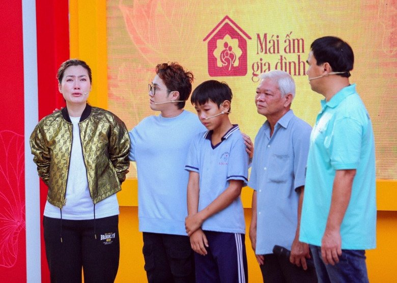 Diễn viên Ngọc Lan đã bật khóc, đồng cảm khi nghe em nhỏ mồ côi tâm sự với mẹ đã mất qua di ảnh trên bàn thờ.