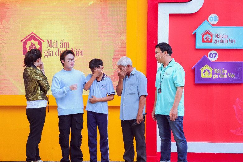 Cậu bé đã lấy đi nhiều nước mắt của 3 nghệ sĩ nổi tiếng và khán giả vì hoàn cảnh cũng như sự hiểu chuyện của mình.