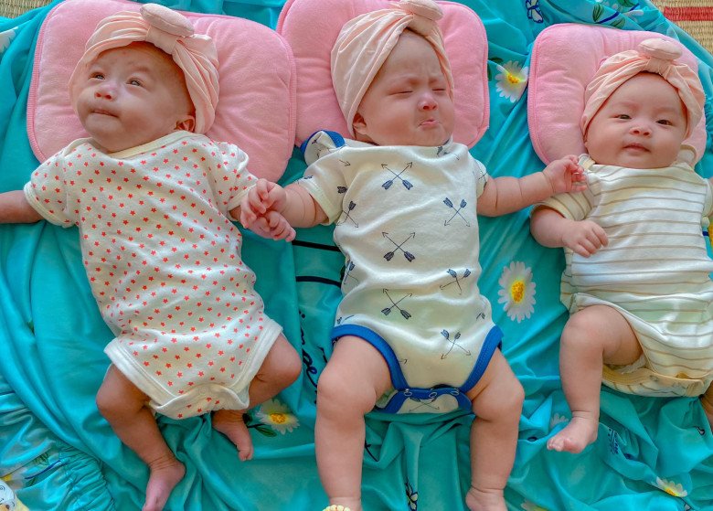 5 năm hiếm muộn phải nhờ cậy IVF, mẹ bầu chuyển 2 phôi được hẳn 3 thiên thần - 5