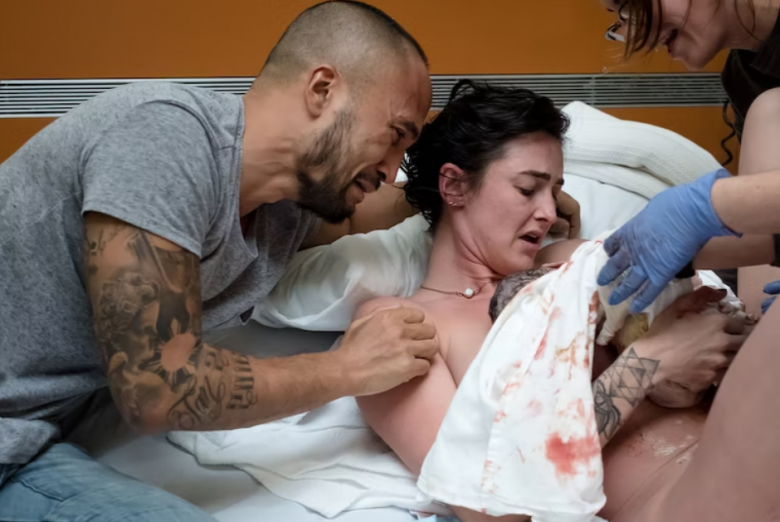 Người đàn ông đã bật khóc vì xúc động khi lần đầu được nhìn thấy con yêu. Cảm xúc này anh chưa từng trải qua.