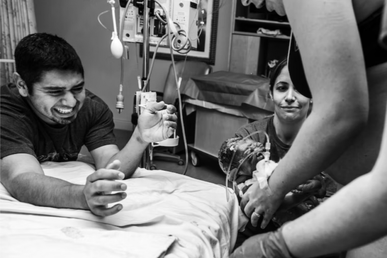 Người cha bày tỏ sự phấn khích, hạnh phúc vô bờ bến khi nhìn thấy con yêu ra đời an toàn.