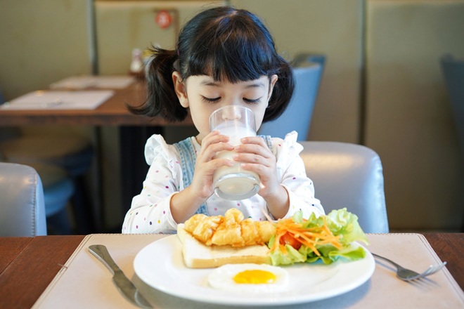 Mẹ khoe ảnh bữa ăn sáng đầy chất của con, bác sĩ xem xong cảnh báo có 2 trong 4 món liên quan ung thư - 3