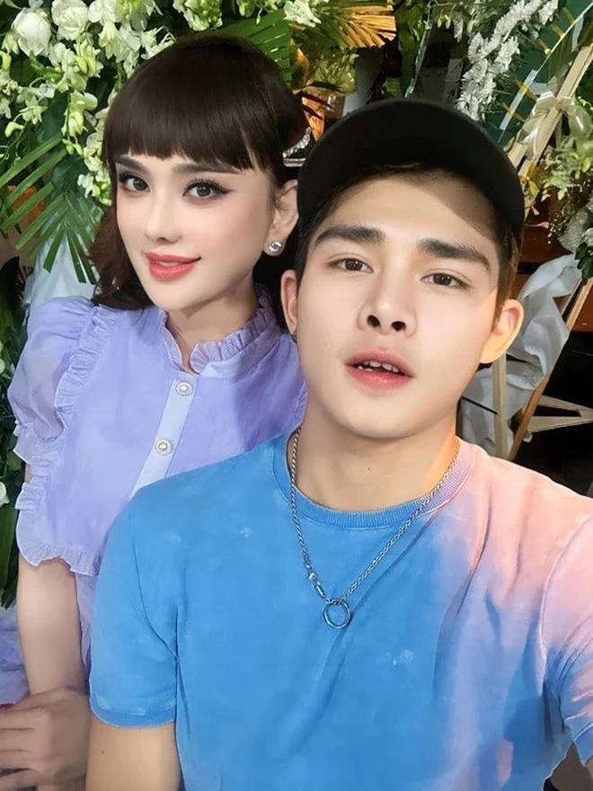  Nữ ca sĩ chuyển giới lên tiếng giải thích về sự cố trang phục.
