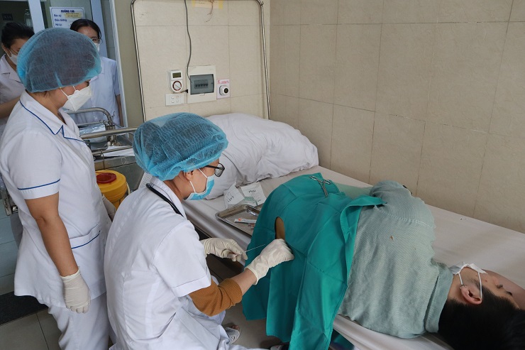 Bệnh nhân được chọc dịch não tủy để xét nghiệm chẩn đoán bệnh.