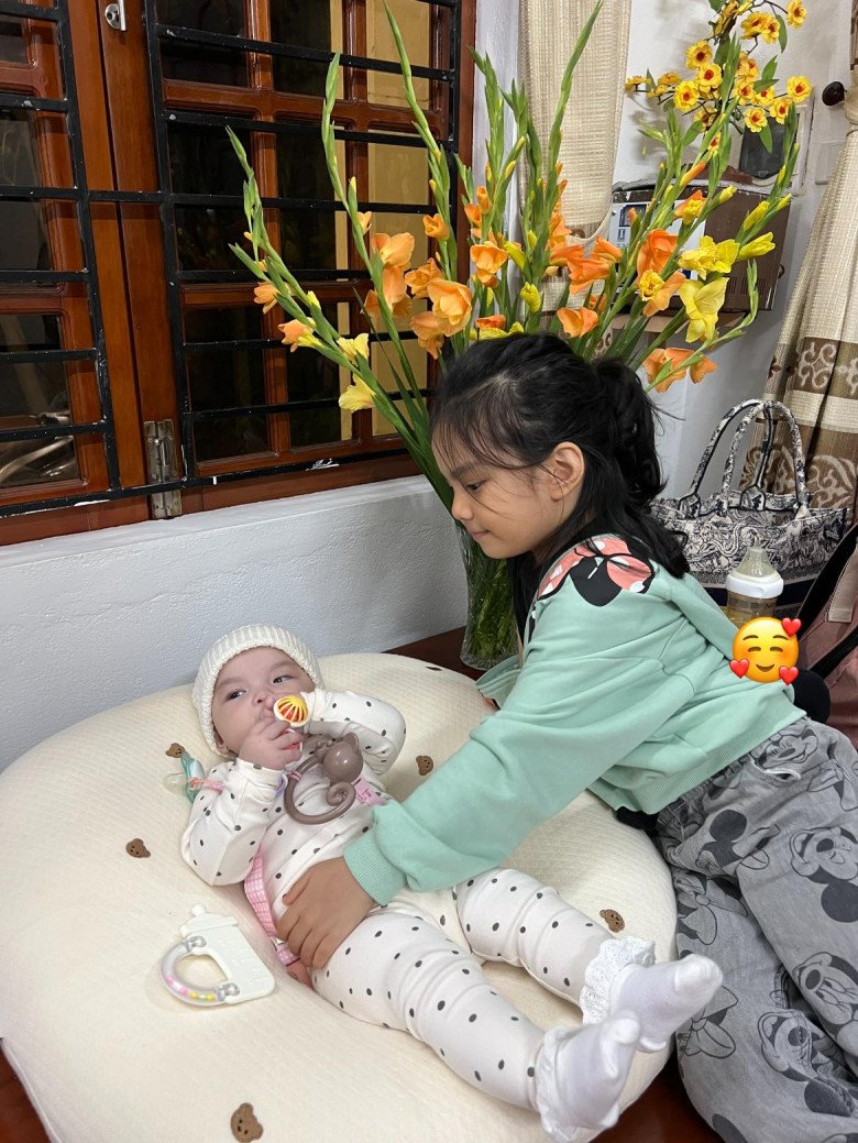 Con gái Phạm Quỳnh Anh mới lên 6 đã sành điệu không đợi tuổi, biết tự phối đồ xinh như công chúa - 9