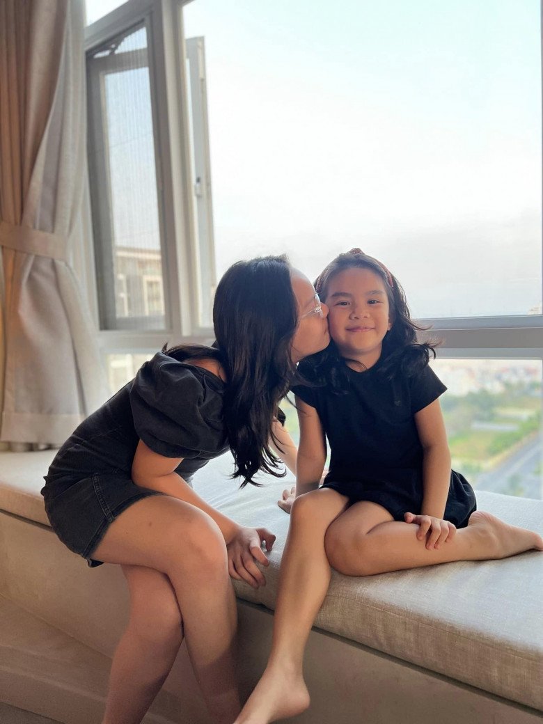 Con gái Phạm Quỳnh Anh mới lên 6 đã sành điệu không đợi tuổi, biết tự phối đồ xinh như công chúa - 3