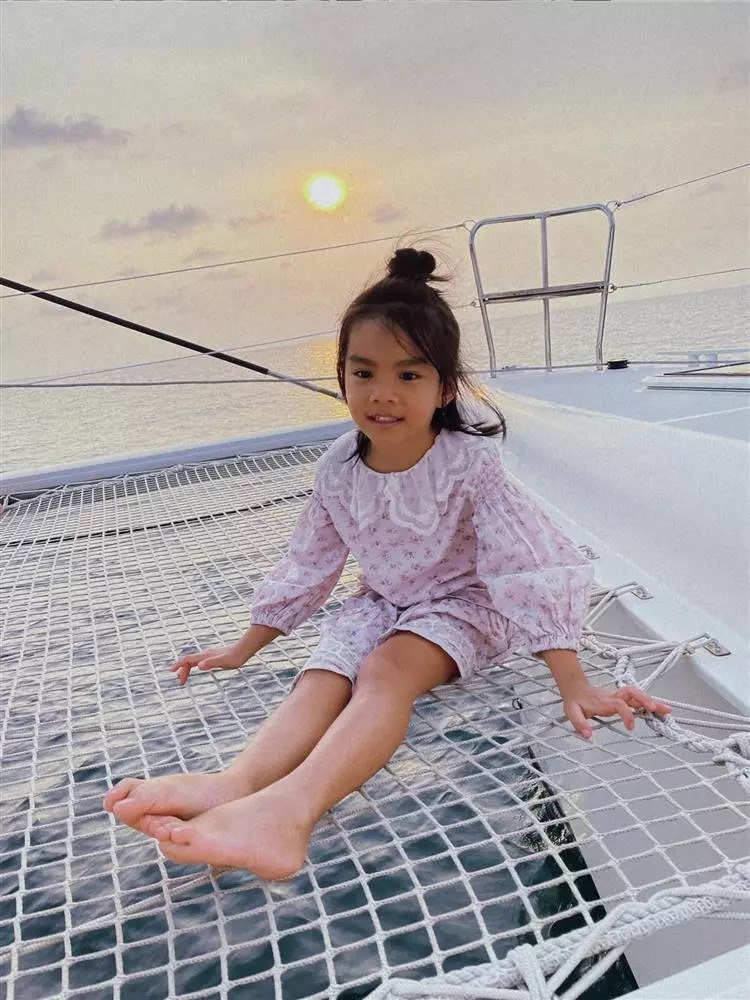 Con gái Phạm Quỳnh Anh mới lên 6 đã sành điệu không đợi tuổi, biết tự phối đồ xinh như công chúa - 14
