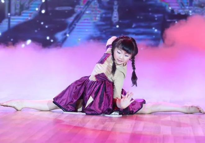 Kim Anh gây ấn tượng với màn múa Cô bé bán diêm tại Bước nhảy hoàn vũ nhí 2014.