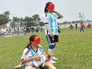 Làm mẹ - Nữ cầu thủ Nghệ An đang thi đấu thì con đói, trọng tài dừng trận để ngồi giữa sân vạch áo cho con bú