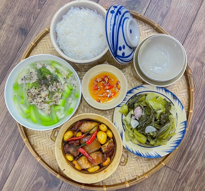 Bữa tối nên ăn vừa phải, ăn những chất mà bữa sáng và trưa thiếu, ăn chậm nhai kỹ,... (Ảnh minh họa)