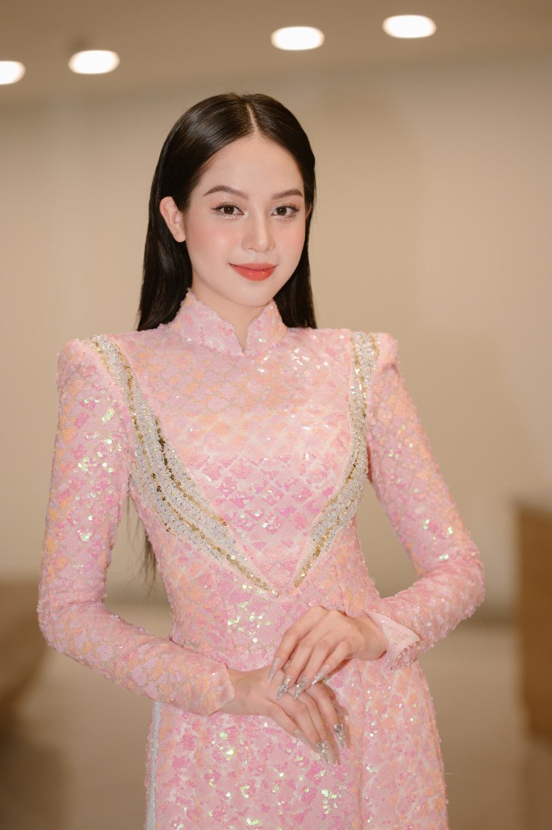 Lạ lùng mỹ nhân Đà Nẵng đăng quang Hoa hậu Việt Nam đẹp hơn sau 3 tháng, bị nghi chỉnh sửa nhan sắc - 1