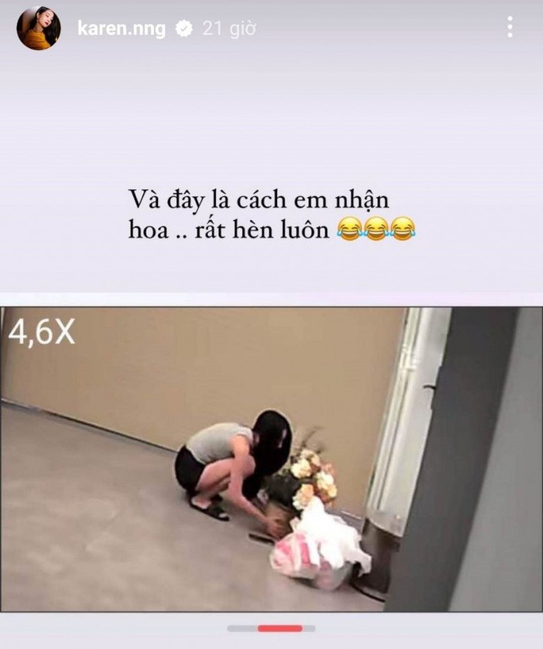 Nàng gái một con còn hài hước hé lộ dáng hèn của bản thân: Và đây là cách em nhận hoa... rất hèn luôn. Trong hình, mẹ bỉm mặc đồ ở nhà giản dị, đi dép lê khác hẳn những hình ảnh sang chảnh trong các MV, phim ảnh hay trên trang cá nhân.
