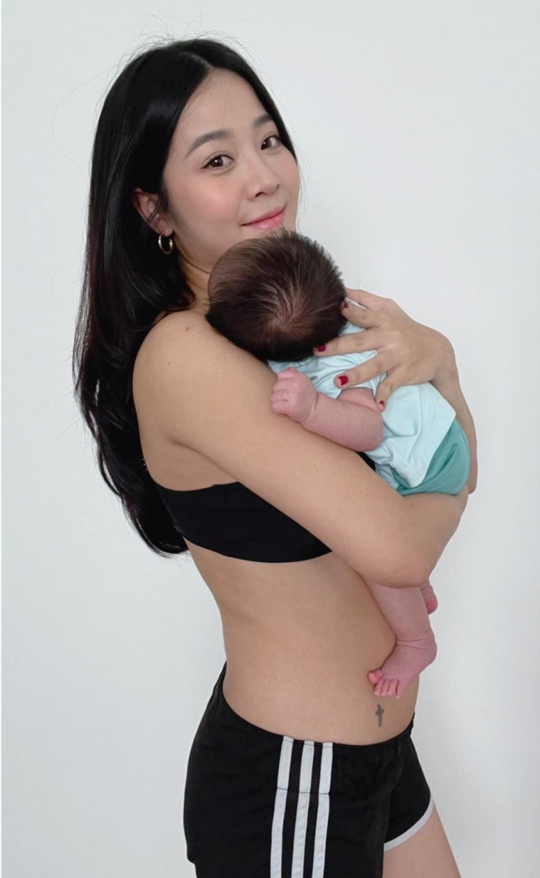 Sau khi sinh con gái, nữ diễn viên được ông xã yêu chiều. Tiểu thư nhí cũng được chăm sóc chu đáo.