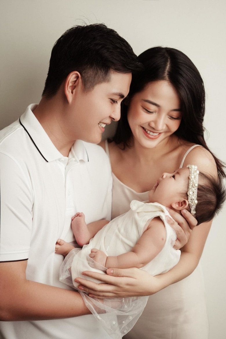 Cô từng lên tiếng đính chính thông tin về chồng: Có nhiều người nói là em lấy chồng đại gia, nhưng mà không phải. Bạn chỉ là kinh doanh bình thường cùng với gia đình thôi. Tại vì không muốn có nhiều thị phi nên thành ra cũng có nhiều bước cản trong chuyện tình chúng em.