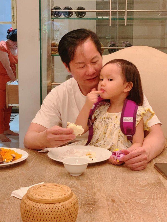 Giàu nứt đố đổ vách, đại gia 51 tuổi Đức An ngồi bế con ngủ khiến vợ trẻ Phan Như Thảo cũng thán phục - 3
