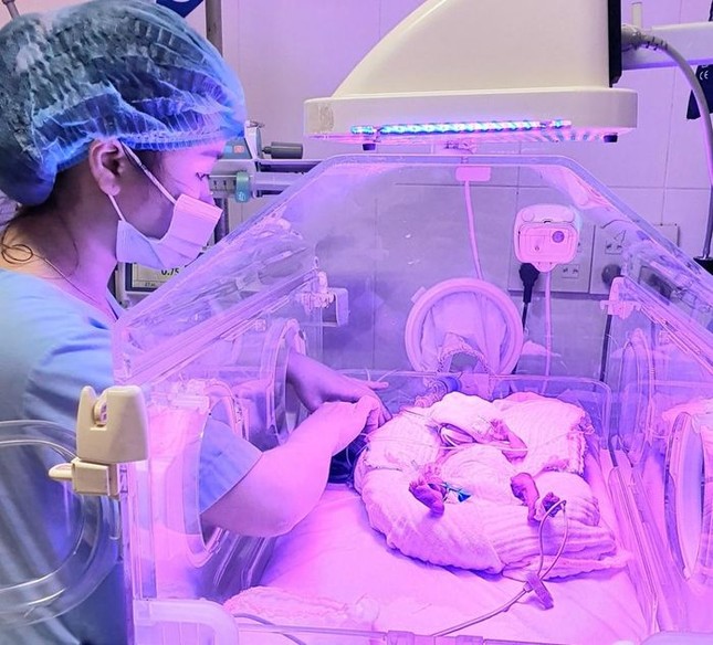 Hình ảnh bé được chăm sóc đặc biệt tại bệnh viện