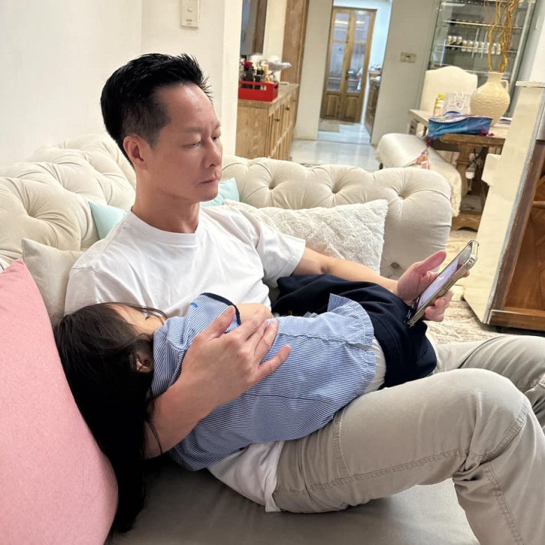 Giàu nứt đố đổ vách, đại gia 51 tuổi Đức An ngồi bế con ngủ khiến vợ trẻ Phan Như Thảo cũng thán phục - 1
