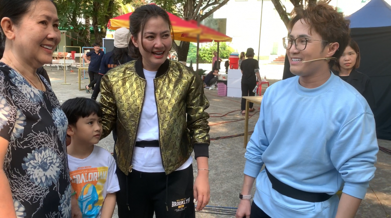 Được biết cậu bé có sở thích đứng từ xa nhìn mẹ làm việc.