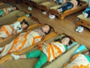 Làm mẹ - Con nói ngủ trưa ở trường rất thích, mẹ xem ảnh cô giáo gửi ngay lập tức xin chuyển trường