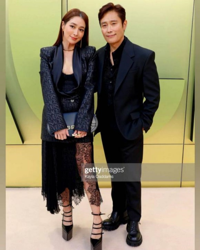 Lee Byung Hun và Lee Min Jung đi show thời trang.