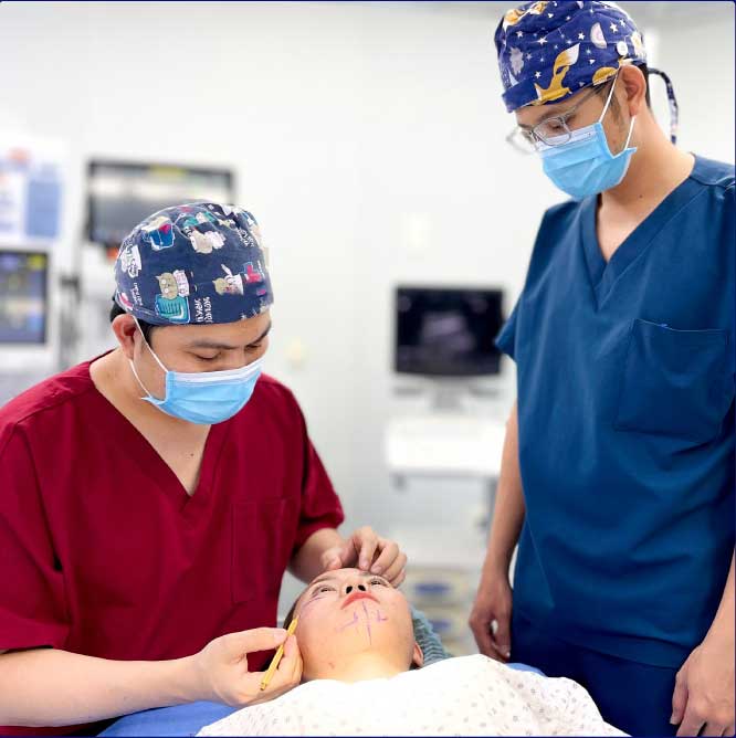 Bác Cường đã thực hiện rất nhiều ca phẫu thuật thẩm mỹ thành công