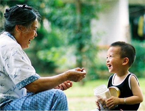 Đi làm về thấy mẹ chồng vừa cho cháu ăn vừa đi rong, tôi bế con thẳng về nhà - 1