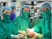 Bà bầu - Hy hữu ca sinh đôi ở Hà Nội, một bé còn nguyên trong bọc ối