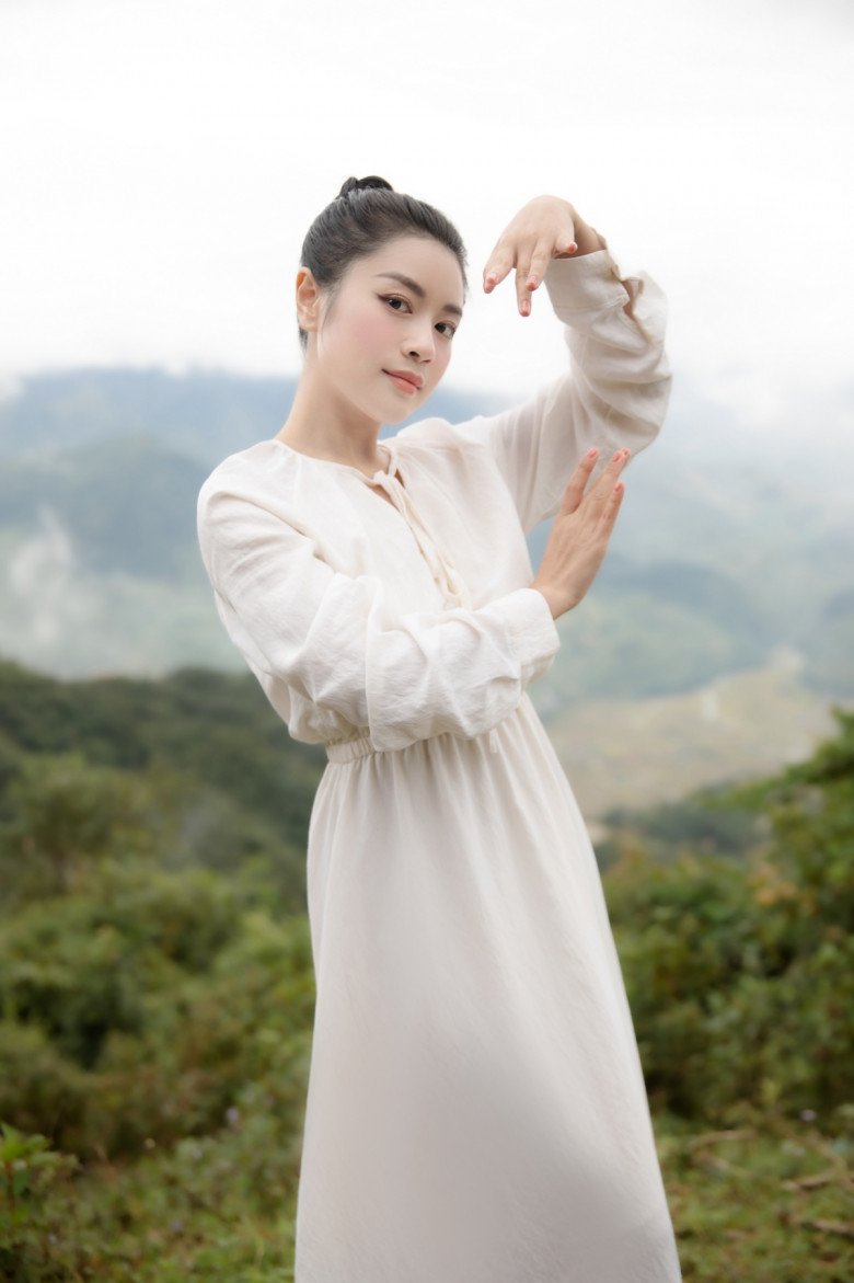 Sao Mai Thu Hằng amp;#34;tương tưamp;#34; Tây Bắc, liên tục ra sản phẩm ghi hình ở quê hương ông xã - 1